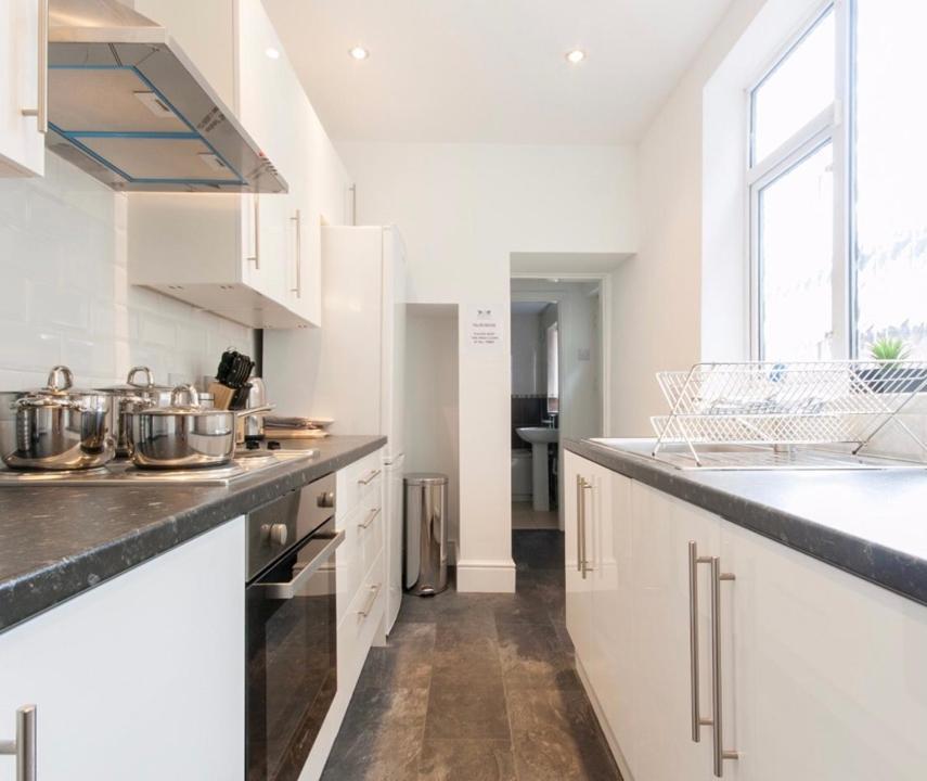 Centralized Private 4 Bedroom House At Hanley With Free Parking Etruria Εξωτερικό φωτογραφία